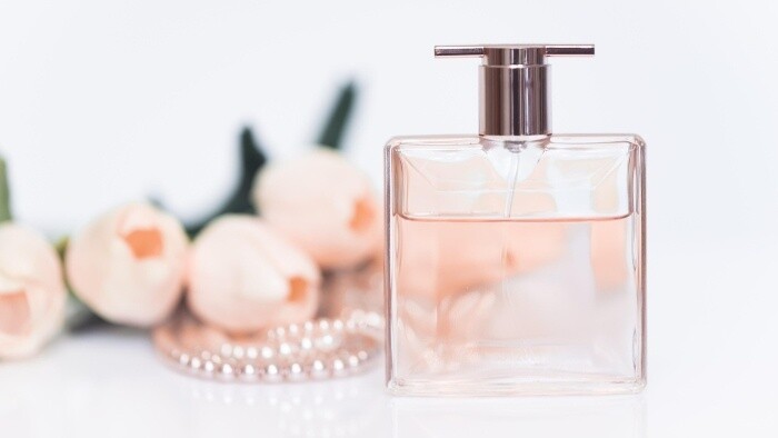 Parfum a parfém
