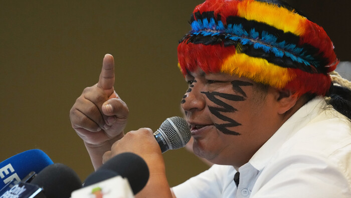 V Ekvádore hádzal dav kamene na prezidentskú kolónu