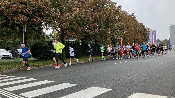 Medzinárodný maratón mieru 2025: Inline vyhral Pavol Dzurák, štafety ovládli Veteráni 2