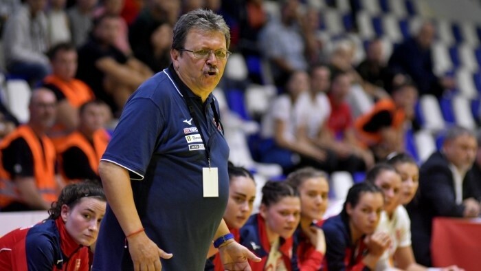 Trainer der goldenen U17-Handballerinnen Pavol Streicher im Gespräch