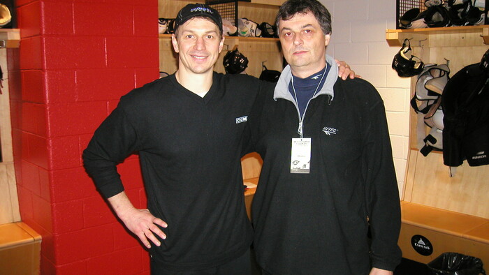 S Petrom Bondrom v šatni Washington Capitals v r.2004