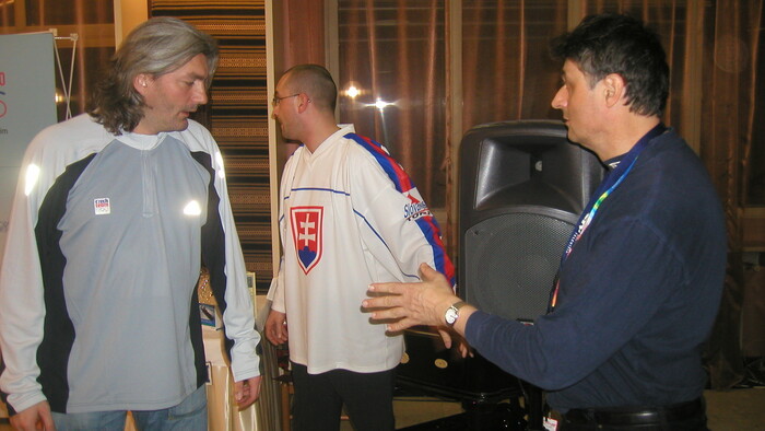 So spevákom Danielom Hůlkom počas jeho vystúpenia v Slovenskom dome na ZOH 2006