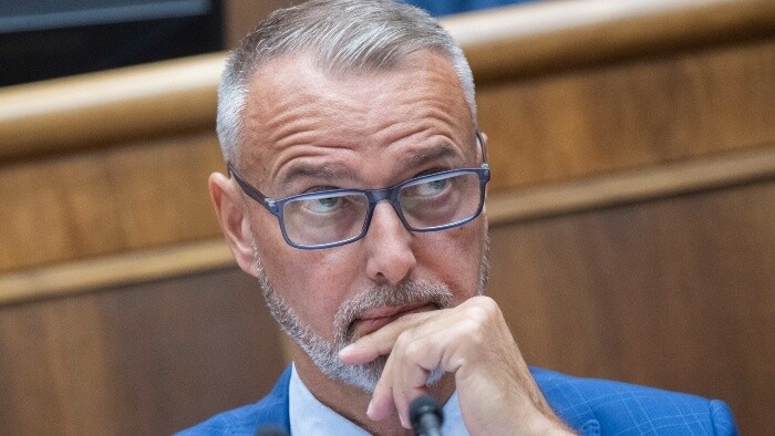 Nečakané nočné rokovanie v parlamente