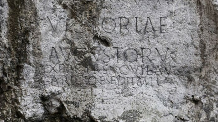 Römische Inschrift im neuen Glanz