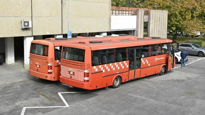 Ружинов подарил автобусы с гуманитарной помощью украинскому Херсону