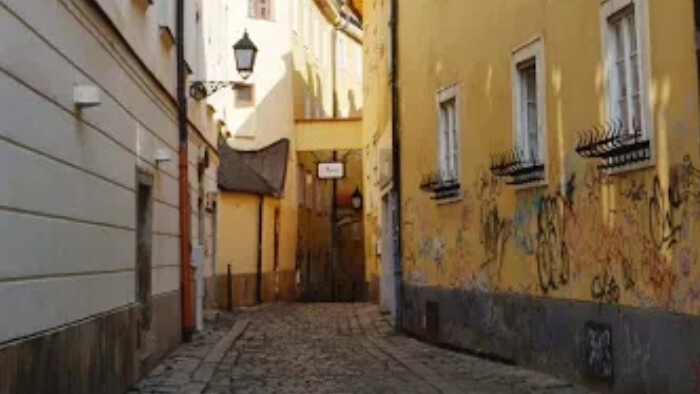 Prechádzka Baštovou ulicou v Bratislave