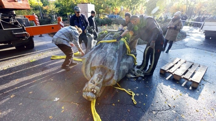 В Братиславе снесли памятник Мареку Чулену