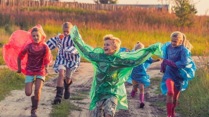 Deti hrajúce sa vonku, príroda