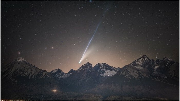 NASA опубликовало фото кометы Леммон над Высокими Татрами как фотографию дня