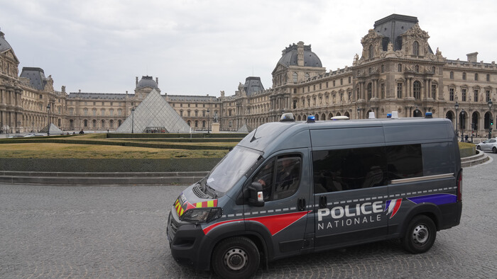 Lúpež v parížskom Louvre