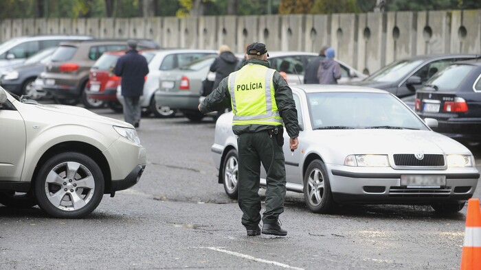 Počas Dušičiek treba dávať pozor aj na parkoviskách pri cintorínoch
