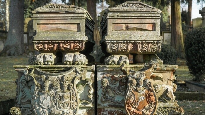 Na druhý svet bosý? Ako kedysi obliekali ľudí do hrobu?