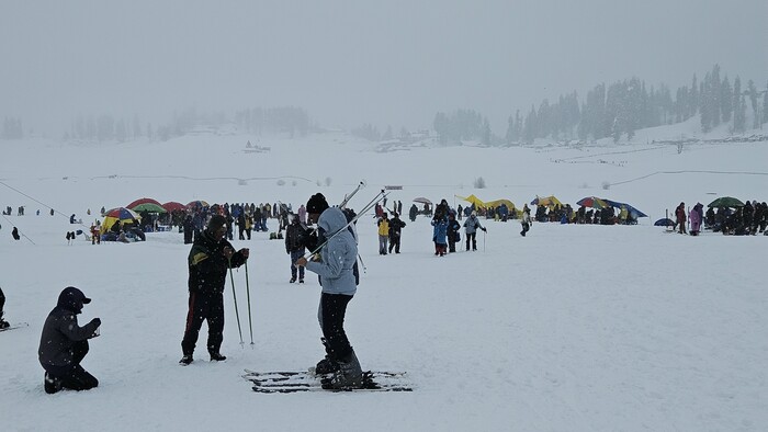 Indovia fotiaci sa na lyziach.jpg