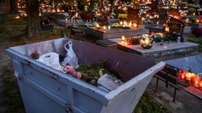 Après la Toussaint, des tonnes de déchets dans les cimetières