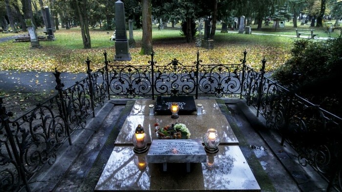 Adopción de tumbas de valor histórico