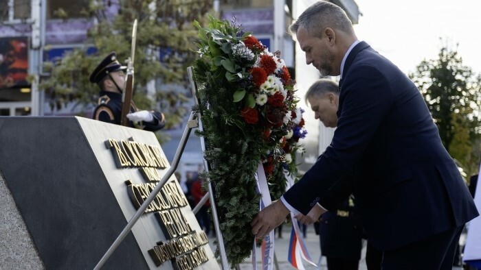 El presidente eslovaco deposita corona de flores con motivo del aniversario del Estado Checoslovaco