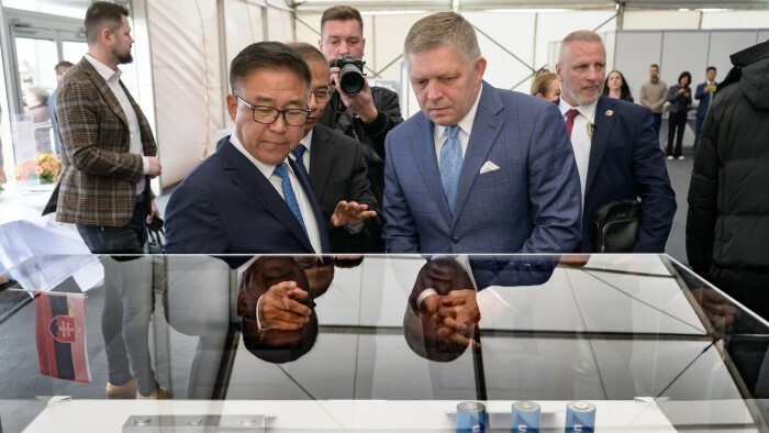 Pri Šuranoch začali s výstavbou baterkárne, má priniesť 1300 miest.