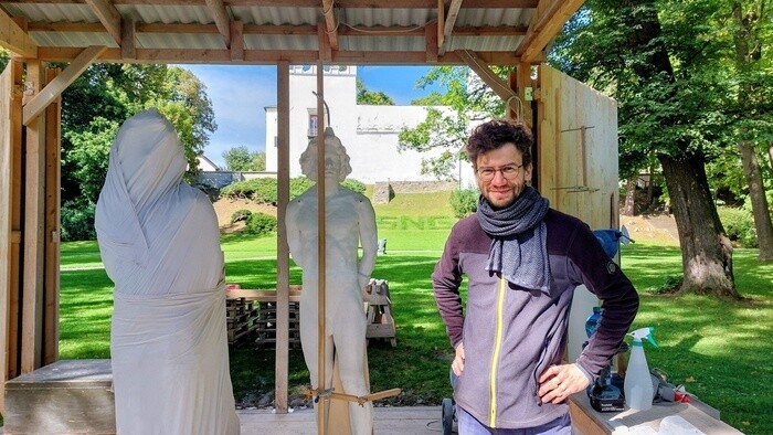 SNG Schloss Strážky: Junger Bildhauer arbeitet kreativ im Schlosspark