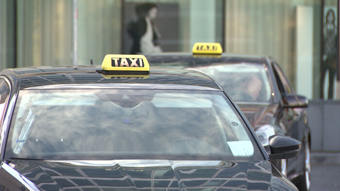 Taxikári žiadajú reguláciu vydávania povolení