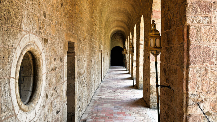 150 Abbaye de Fontfroide, Chodba (16030).jpg