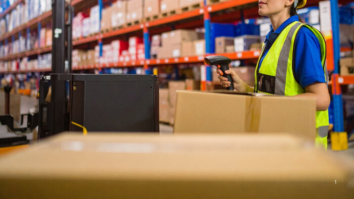 Triedenie balíkov v logistickom centre