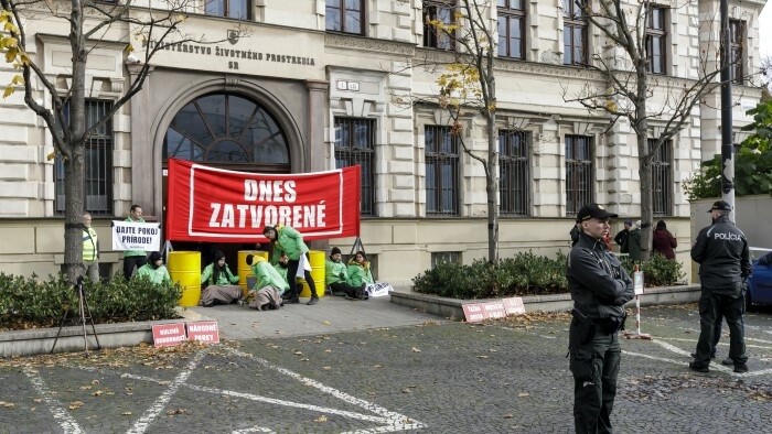 Greenpeace Activists Block Environment Ministry Entrance