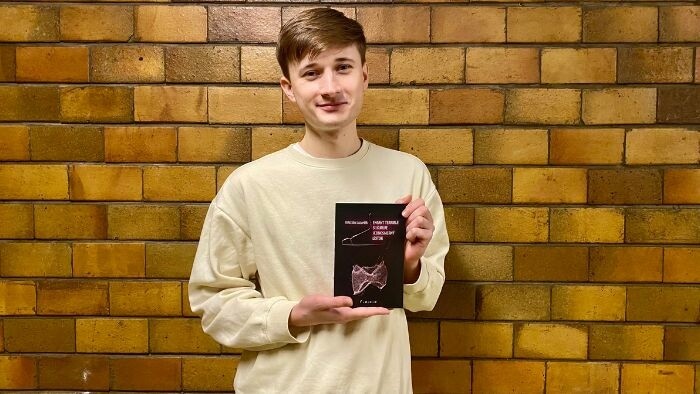 Debutová poviedková kniha Kristiána Lazarčíka: Enfante terrible si kupuje jednosmerný lístok