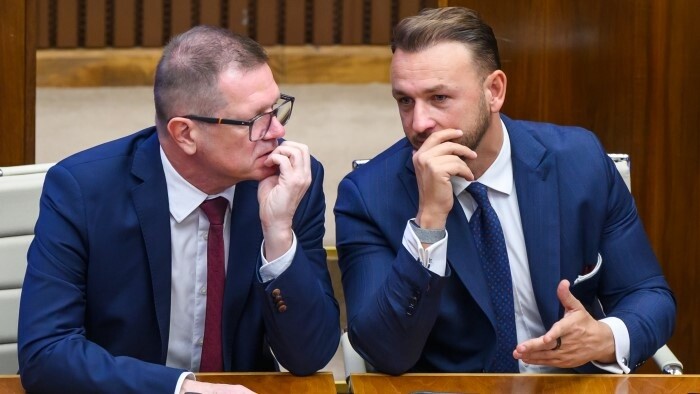 Eštok ordena a Kmec detener proyectos señalados como sospechosos por la oposición