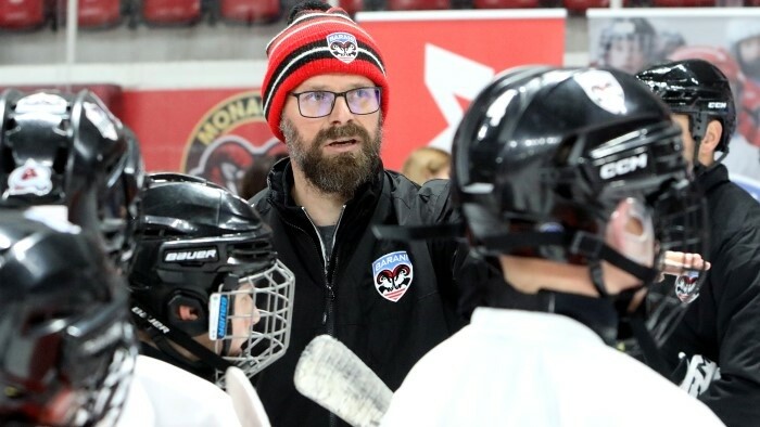 Un campamento de hockey sobre el hielo reunió a niños ucranianos y eslovacos 