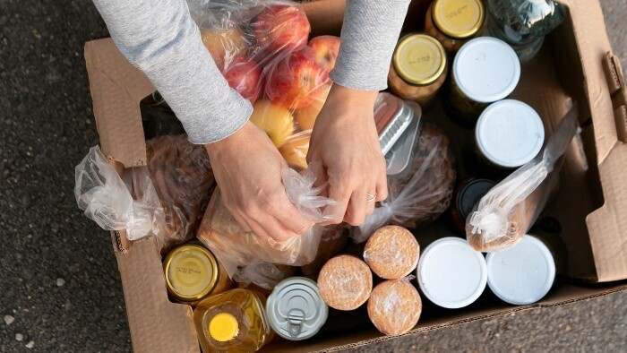 Bratislavská arcidiecézna charita rozdáva potravinové balíčky