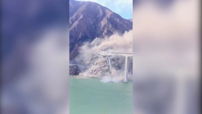 VIDEO: V Číne sa zrútila časť novovybudovaného mosta