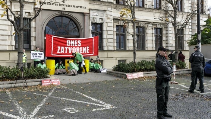 Les militants de Greenpeace ont bloqué le ministère de l’Environnement