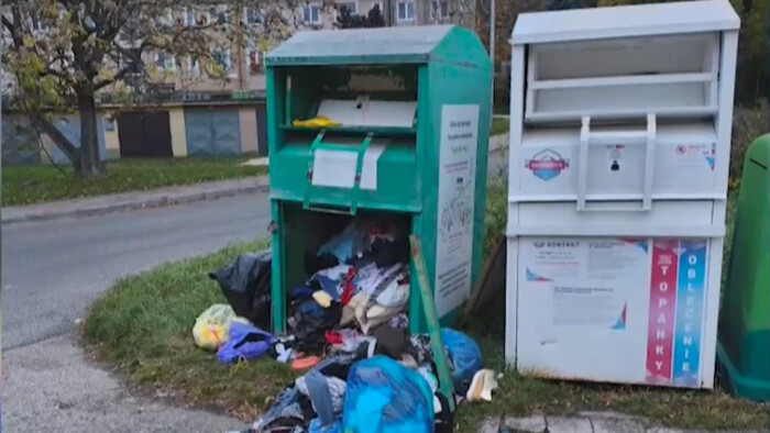 Ľudia na Slovensku čoraz častejšie ničia textilné kontajnery