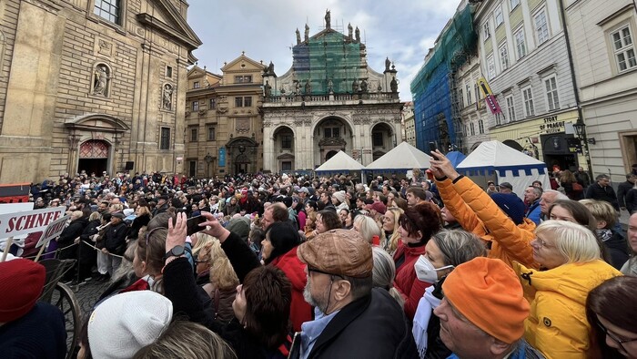Čaro netradičného sprievodu na Karlovom moste v Prahe