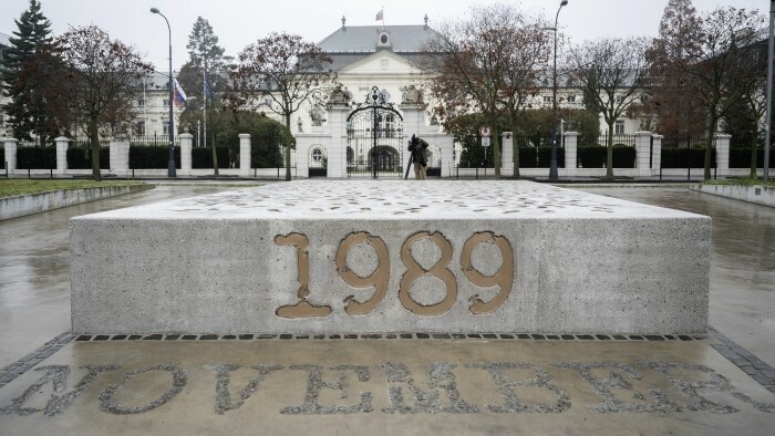 Neues Denkmal in Bratislava: Schuhabdrücke als Symbol für die Wende