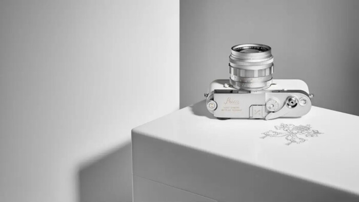 Fotoaparát pápeža Františka vydražili za milióny eur