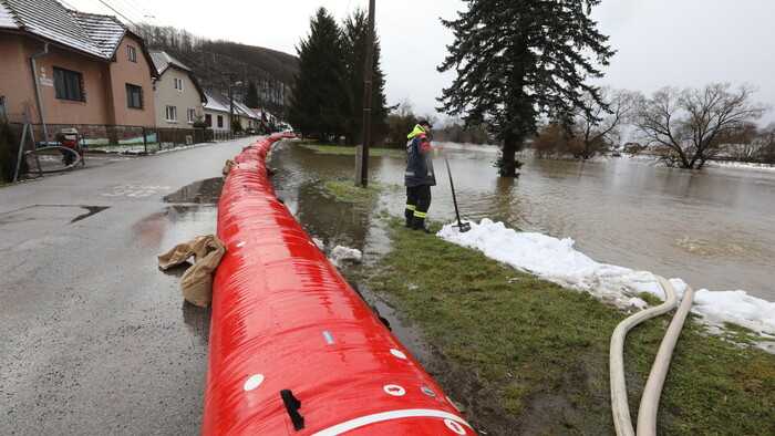 Sneh a dážď komplikujú situáciu na cestách 