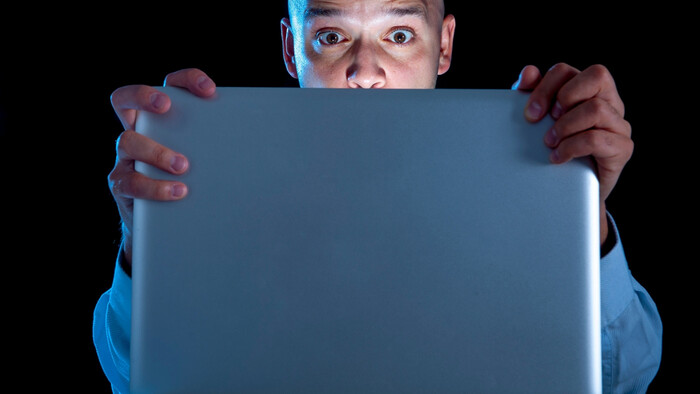 Dospelí ľudia a závislosť od pornografického obsahu