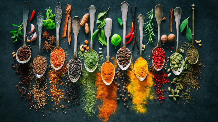 Má malé množstvo byliniek a korenín v jedle efekt?