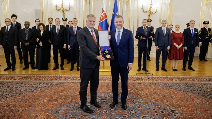 Weißes Doppelkreuz für OECD-Generalsekretär 