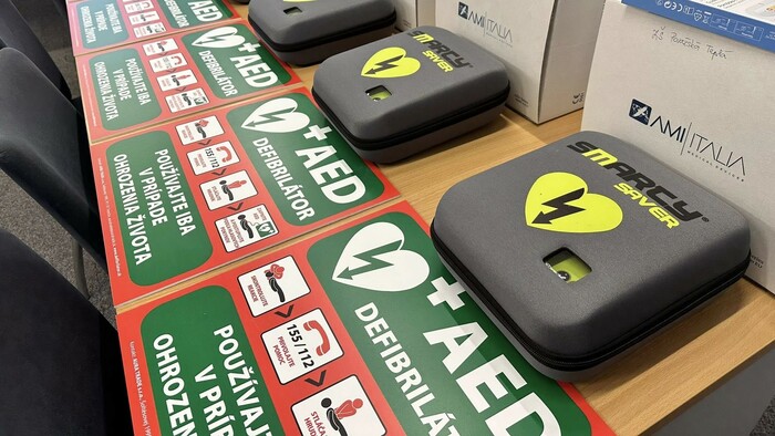 V Považskej Bystrici pribudli vo verejných priestoroch defibrilátory