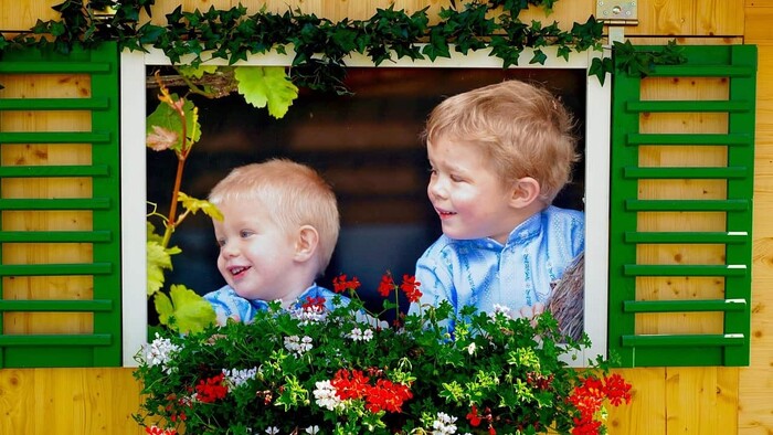 deti-záhradné-okno-záhon-pixa