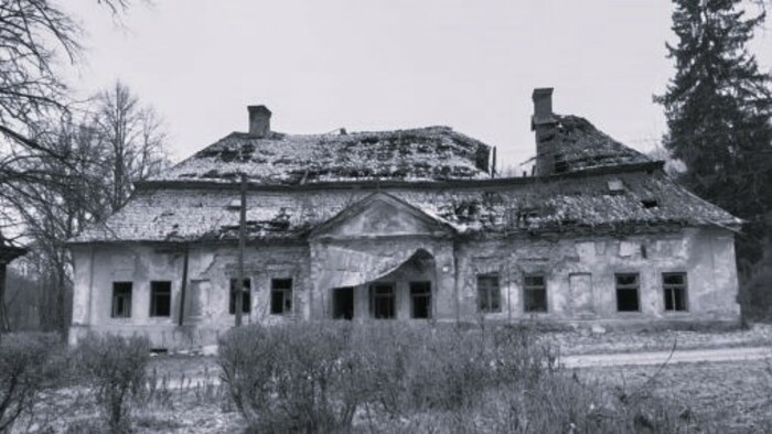V obci Rimavské Brezovo chátra kúria z 19. storočia