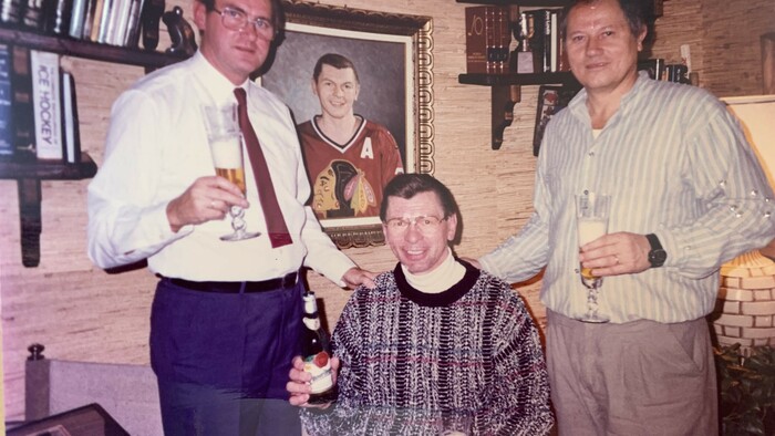 M. Kotleba na návšteve u hokejistu Stana Mikitu. Vľavo redaktor Ľubomír Križan.jpg