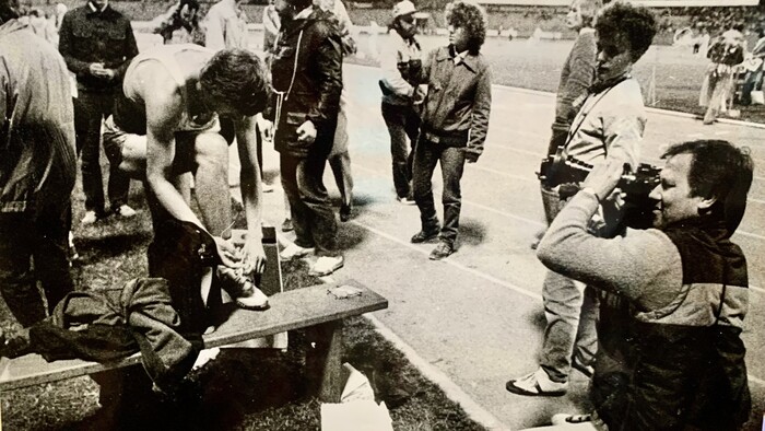 Marián Kotleba ako kameraman na atletickom mítingu P-T-S.jpeg