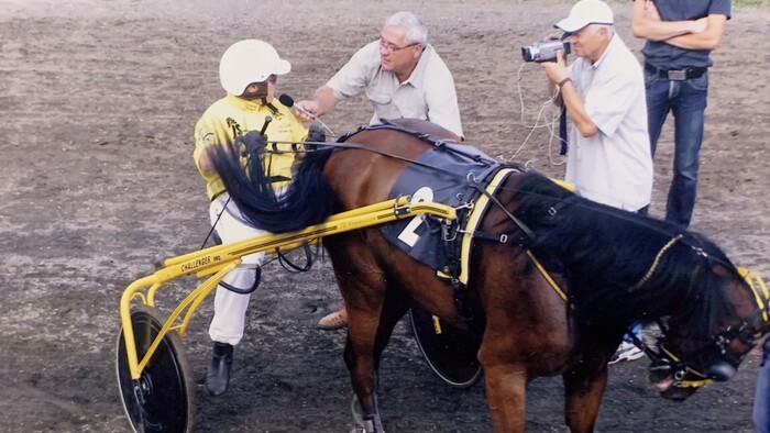 Marián Kotleba ako kameraman na dostihoch s Ivanom Niňajom.jpeg