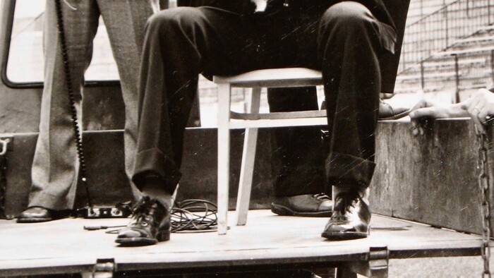 Marián Kotleba s kamerou vedľa Karola Poláka a zvukára Dušana Škvareninu.jpg