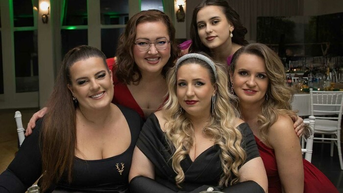 Zábava do rána, plesové šaty a prekvapenia