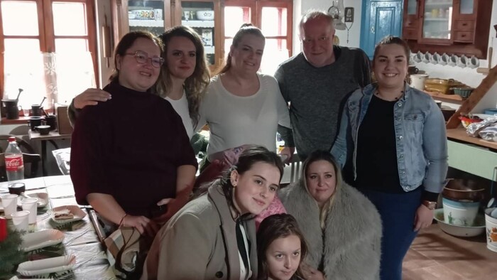 Pečie-celé-Slovensko-5-súťažiaci-spolu-von