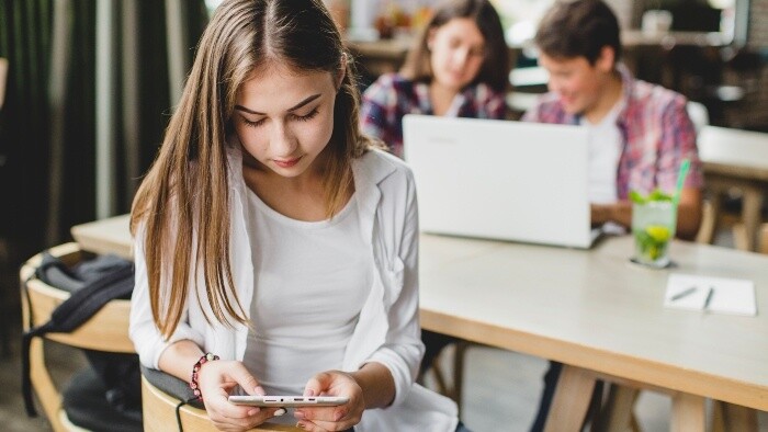 Zakážeme aj u nás deťom sociálne siete?